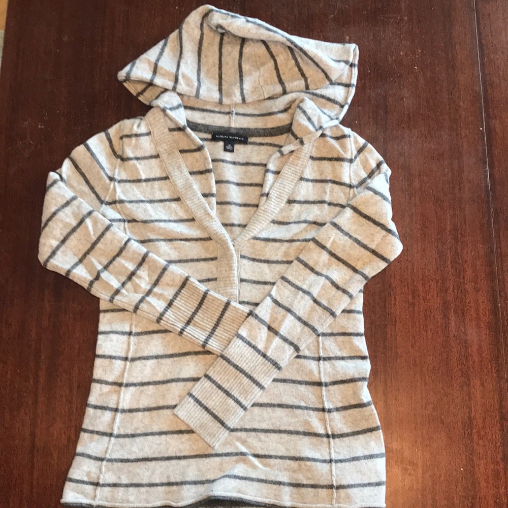 Banana Republic gray hooded sweater